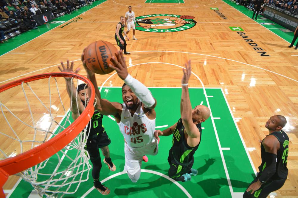 [图]戴维斯40+12詹姆斯再砍三双 力克马刺.