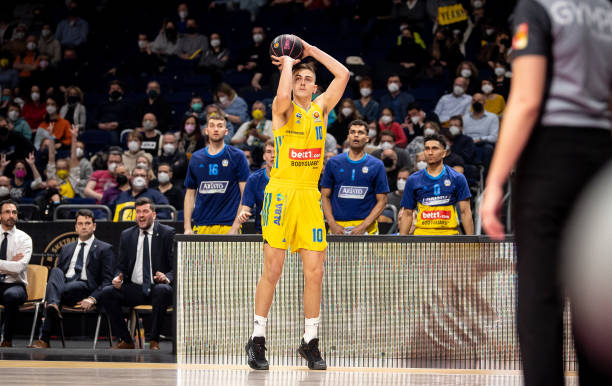 不断制造威 不断制造威